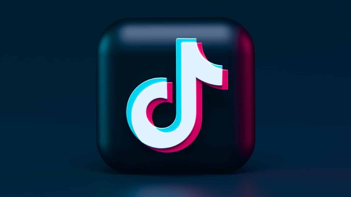 Logotipo de TikTok sobre fondo oscuro