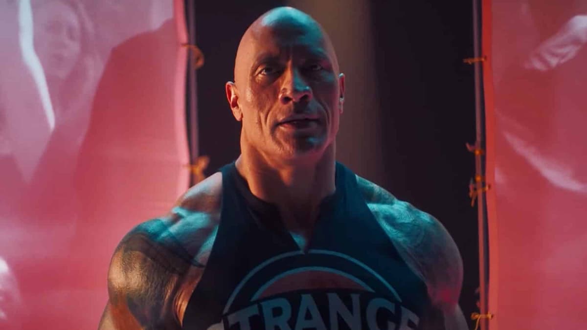 Dwayne Johnson actuando en un video musical