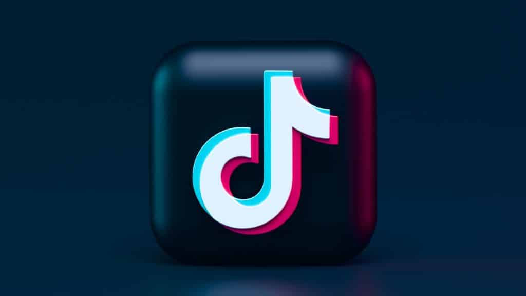 TikTok log en un fondo negro