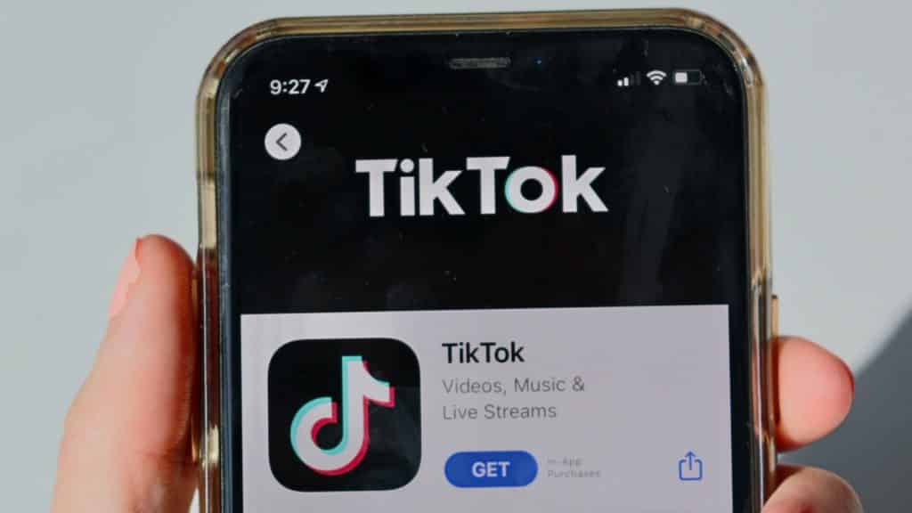 Página de la tienda de aplicaciones TikTok en un teléfono