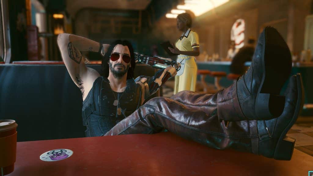 Cyberpunk 2077 Johnny Silverhand sentado en una mesa