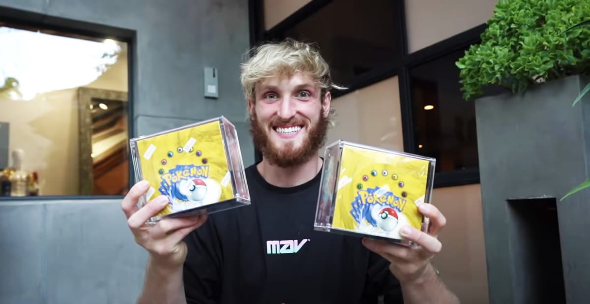 Logan Paul posando con caja de Pokémon